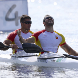 Saúl Craviotto y Cristian Toro celebran su medalla de oro en el K2 200 metros. /REUTERS