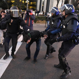 Agentes de la Policía Nacional proceden a desalojar a los taxistas que permanecen acampados en el Paseo de la Castellana de Madrid. - EFE