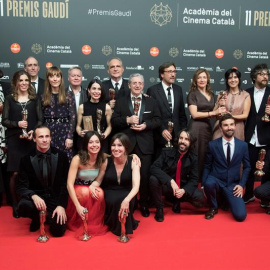Foto de família dels guanyadors dels Premis Guadí, que concedeix l'Acadèmica del Cinema en Català, després de la gala celebrada el diumenge a Barcellona. EFE/Marta Pérez