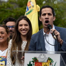 El autoproclamado "presidente interino" Juan Guaidó junto a Lilian Tintori, esposa del líder opositor venezolano Leopoldo López en Caracas, el 26 de enero de 2019 | AFP