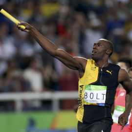 El atleta jamaicano Usain Bolt celebra la victoria en los relevos 4x100 que le han supuesto su tercera medalla de oro en Rio, y la novena presea dorada en unos JJOO. REUTERS/Ueslei Marcelino