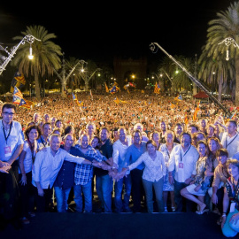 Foto de familia de la plataforma Junts pel sí con los 55.000 assistendes de fondo./ JUNTS PEL SÍ