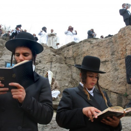 Para muchos, la enseñanza secular en el currículo de los niños de su comunidad significa “destruir el mundo religioso”. / EFE