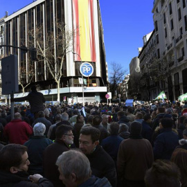 Varios cientos de taxistas, concentrados en la madrileña calle Génova, en frente de la sede principal del PP. - EFE