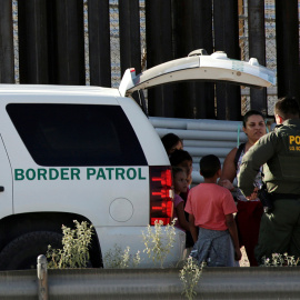 18.09.2019/ Un agente de EE. UU habla con migrantes que cruzaron ilegalmente a El Paso, Texas, EEUU. REUTERS / Jose Luis Gonzalez