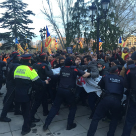 Manifestantes en Lleida se enfrentan a los Mossos.