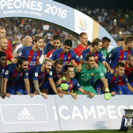 Los jugadores del Barcelona celebrando el miércoles la conquista de la Supercopa de España. /EFE
