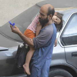 La imagen de Abdul vendiendo bolígrafos en Beirut junto a su hija que se ha convertido en viral y le ha proporcionado 70.000 dólares
