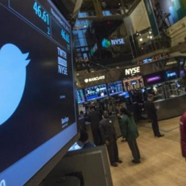 Una pantalla muestra el logo de Twitter en la bolsa de Nueva York. / REUTERS