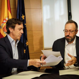 Rafael Hernando y Juan Carlos Girauta firman el pacto anticorrupción