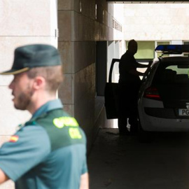 Agentes de la Guardia Civil llegan a los juzgados de Vélez-Málaga .EFE/Álvaro Cabrera