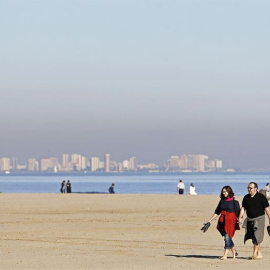 Una pareja pasea en la playa de La Malva disfrutando del sol y las temperaturas suaves. EFE