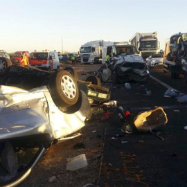 Imagen del accidente ocurrido en Manzanares (CIudad Real) en el que 19 coches y 3 camiones se vieron implicados/EFE