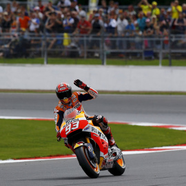 Márquez celebra su sesión de clasificación en Silverstone. REUTERS/Darren Staples