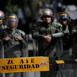 Fuerzas de seguridad venezolanas a la entrada de un edificio en Caracas. / REUTERS - CARLOS BARRIA