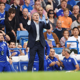 Mourinho gesticula durante el partido del Chelsea. Reuters / Tony O'Brien