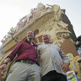 El cabeza de lista de Catalunya Sí Que es Pot, Luís Rabell (d), y el secretario general de Podemos, Pablo Iglesias (i), comentan la actualidad política frente al Palau de la Música. EFE/Alejandro García