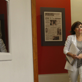 La vicepresidenta del Gobierno en funciones, Soraya Sáenz de Santamaría, a su llegada a la rueda de prensa tras la reunión del Consejo de Ministros. EFE/Paco Campos