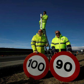 El director general de Tráfico, Pere Navarro (derecha), y el director general de Carreteras, Javier Herrero (izquierda), durante el acto en el que se ha procedido a cambiar la última señal de tráfico con límite a 100 km por hora por la de 9