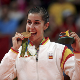 Carolina Marín muerde la medalla de oro en bádminton en Río 2016. /REUTERS
