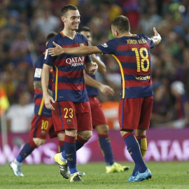 Vermaelen celebra con Jordi Alba su gol. EFE/Alejandro García