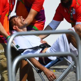 El francés Yohann Diniz al ser atendido tras finalizar los 50 kilómetros marcha. /AFP