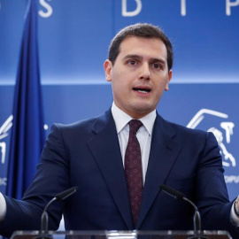 El líder de Ciudadanos, Albert Rivera, durante la rueda de prensa que ha ofrecido hoy en el Congreso para anunciar que ha llegado a un acuerdo con el Gobierno para apoyar los presupuestos. /EFE