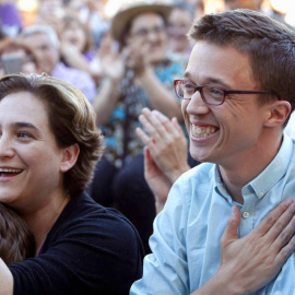 Íñigo Errejón, junto a la alcaldesa de Barcelona, Ada Colau, durante un mitin en las elecciones generales del 26-J. (EFE)