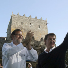 Mariano Rajoy, acompañado por el presidente de Galicia, Alberto Núñez Feijóo, saluda a los asistentes al mitin de Soutomaior (Pontevedra). / MIGUEL VIDAL (REUTERS)