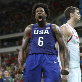 Deandre Jordan celebra una canasta ante Pau Gasol. /REUTERS