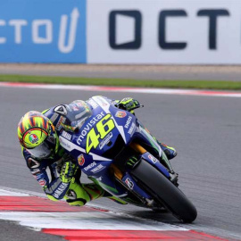 Valemtino Rossi durante la carrera en el circuito de Silverstone. TIM KEETON (EFE)