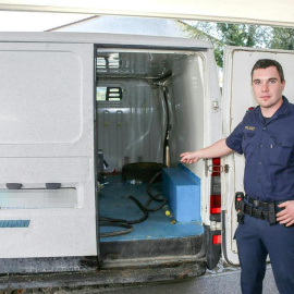 Inspector de la Policía austríaca muestra la camioneta en la que fueron encontrados los 26 refugiados, tres de ellos niños en estado crítico por deshidratación. EFE