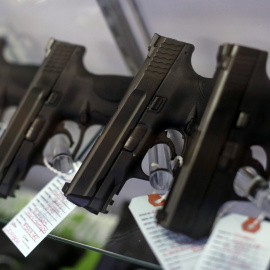 Pistolas automáticas a la venta en una tienda de armas en la localidad de Bridgeton, en el estado estadounidense de Misuri. REUTERS/Jim Young/Reuters