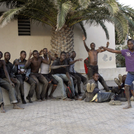 Algunos de los aproximadamente cuarenta inmigrantes subsaharianos que han conseguido entrar en Melilla después de que un grupo de 150 asaltara sobre la 6:45 horas la valla fronteriza. EFE/F.G. Guerrero