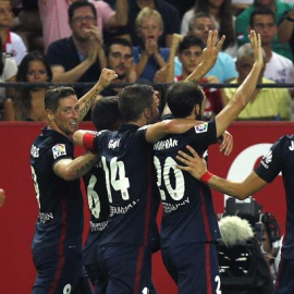 Los jugadores del Atlético celebran el primer gol al Sevilla. EFE/José Manuel Vidal