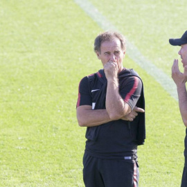 A la izquierda Óscar Ortega en un entrenamiento del Atlético de Madrid -  EFE