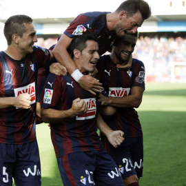 El jugador del Eibar Berjón (c) celebra su gol ante el Athletic. /EFE