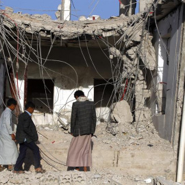 Una familia yemení frente a los escombros de un edificio presuntamente destruido por los recientes ataques aéreos, en el tercer aniversario de la campaña militar encabezada por Arabia Saudita. EFE/EPA/YAHYA ARHAB