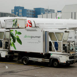 Un camión de Gate Gourmet, división de la empresa de catering Gategroup, en el aeropuerto de Zurich. REUTERS/Arnd Wiegmann
