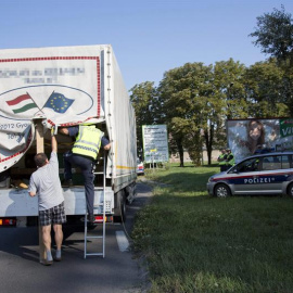 La policía registra un camión cerca de Siegenedorf (Hungría) hoy.