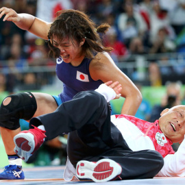 Kawai hace una llave a su entrenador tras ganar el oro. REUTERS/Mariana Bazo