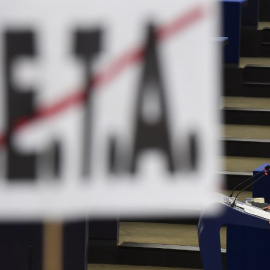 Cartel contra el Acuerdo Económico y Comercial Integral (CETA) de la UE y Canadá y el Primer Ministro canadiense, Justin Trudeau, en una sesión plenaria en el Parlamento Europeo en Estrasburgo | AFP