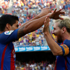 Suárez y Messi celebran uno de los goles ante el Betis. REUTERS/Albert Gea