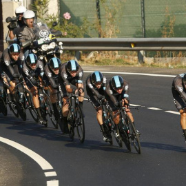El equipo Sky, ganador de la prueba de hoy, durante la contrarreloj por equipos en la primera etapa. /EFE