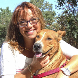 Fotografía facilitada por El Refugio, de Naif, el perro que fue rescatado por la protectora tras hallarlo malherido en un descampado de Adra (Almería), junto a Chus, la mujer que lo ha adoptado.