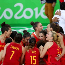 Las jugadoras españolas, al final del partido ante EEUU. REUTERS/Chris Helgren