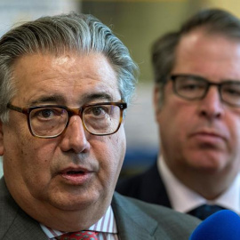 El ministro del Interior, Juan Ignacio Zoido (i), acompañado del director general de Tráfico, Gregorio Serrano