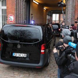 Una furgoneta arriba a la presó de Neumünster, al nord d'Alemanya, aquest dilluns. EFE / Srdjan Suki