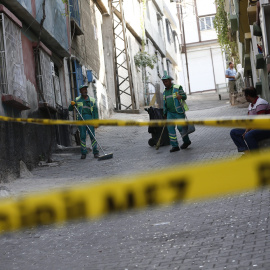Empleados municipales limpian la calle de la localidad de Gaziantep, al sudeste de Turquía, donde se ubica el salón de bodas en el que se ha producido un atentado suicida que se ha saldado con una treintena de muertos y un centenar de herid