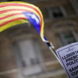 Protestas en Catalunya por el encarcelamiento de los líderes de ANC y ÒmniuM. | REUTERS